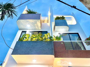 bán gấp nhà 3 tầng cách biển 300m, 2 mặt trước sau thoáng mát, full thiết bị điện tử, vào ở ngay