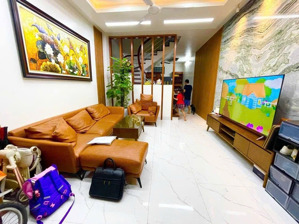 nhà dân xây cực đẹp phố đội cấn, ba đình. diện tích 43m2, 5 tầng, ngõ trước nhà rộng 3m, ảnh thật.