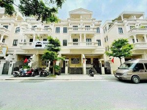 cho thuê nhà phố cityland park hills có hầm có thang máy, hướng tây. giá 42tr/tháng.