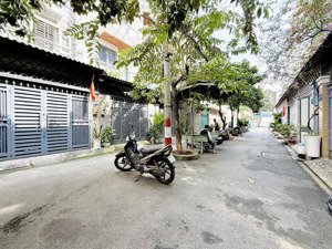 bán nhà có công viên rợp cây xanh ngay nhà chỉ 6.9ty tl