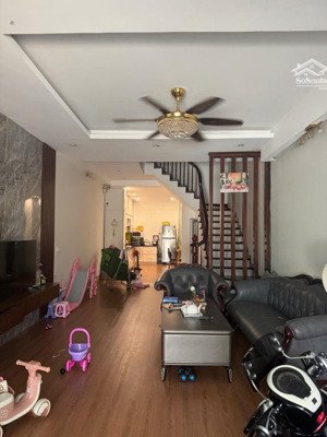 bán nhà triều khúc 46m2 5tầng - 8.1tỷ - nhà chính chủ chú mạnh ác quy gửi bán - gần hồ, gần chợ.