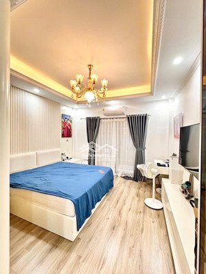 bán nhà võng thị , 46m , 7 tầng, vị trí đẹp, nhà đẹp ở ngay, gần ô tô, full nội thất!