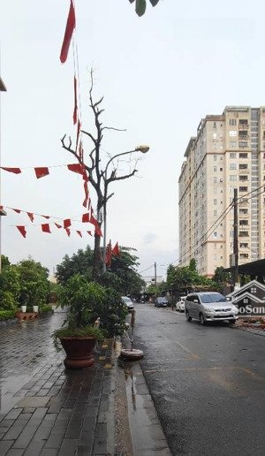 căn hộ 75m2 kđt mới sài đồng
nhà nguyên bản 2pn, 1wc chủ mới về thiết kế lại theo ý thích.