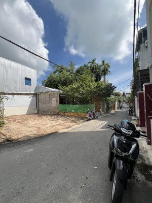 lô đất chế lan viên , 98m2 . 2 mặt kiệt oto trãi nhựa 5m. giá ngon 10.5 tỷ