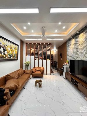 vị trí trung tâm - khu vực hiếm nhà bán - ngõ thoáng sáng - dân trí cao - tiện ích xung quanh đẹp