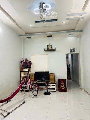 nhà cấp 4 sân rộng rãi hẻm nguyễn du cụm trường cấp 1,2,3 dĩ an, dt 100m2 giá 3 tỷ 550