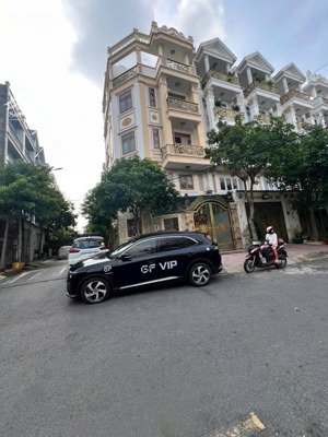 chdv góc 2 mặt tiền đường thống nhất bình thọ đối diện đại học spkt - tổng 17p thu nhập 80tr/tháng