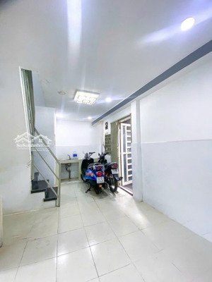 nhà quận 10, 18m2, 3 tầng, 2.99 tỷ, dòng tiền 8 triệu/th, đ. nguyễn chí thanh