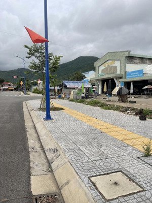 cần bán nhà mặt tiền đối diện chợ