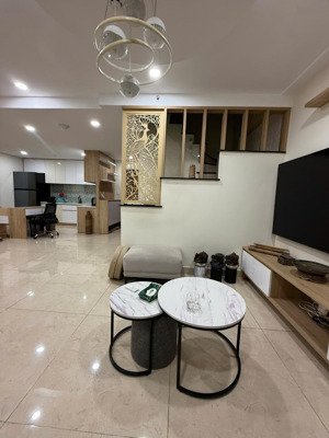 cho thuê căn pendhuouse sky 9.gồm 3 pn,2 vệ sinh ,sân vườn:lh 