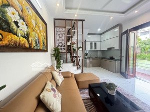 bán nhà phúc lợi, long biên, 5 tầng, 3 ngủ đầy đủ công năng, giá hơn 5 đồng