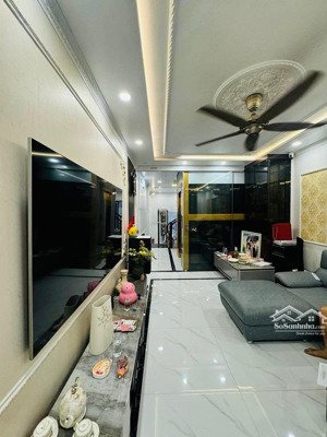 giáp phân lô! hoàng hoa thám! 5m ra ô tô, 30m ra mặt phố! nhà 2 thoáng.