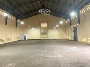 cho thuê gấp kho, nhà xưởng 1200m2, giá 50 triệu gần chợ hóc môn, thích hợp làm sân thể thao