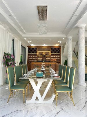 cần bán căn đơn lập vườn tùng ecopark có bể bơi riêng, giá 61 tỷ, hoàn thiệ đẹp. lh: 