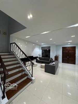cho thuê giá 40tr/1 tháng, biệt thự vinhomes riverside. sđt liên hệ 