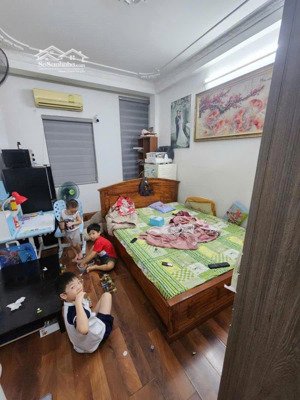 mua 1 được 2 _ ngõ thông _ kinh doanh tốt _ nhà chia 2 căn tường móng riêng _ tổng 6 ngủ khép kín.