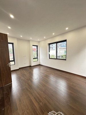 nhà đẹp đường láng, 5 tầng, lô góc 3 mặt thoáng, 5m ra mặt phố, ngõ trước nhà 3m, mặt tiền 5,3m