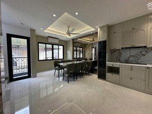 [bán gấp, giảm 700tr] bán nhà khương trung - phân lô ô tô đỗ cửa - mt5,8m - chỉ 16tỷ