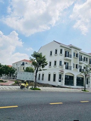 nhà phố kiến trúc tây ban nha sang trọng,hiện đại phù hợp ở ,đầu tư cho thuê.