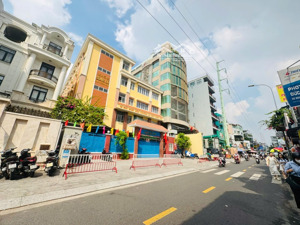 mặt tiền quốc hương, thảo điền. dt: 11.5 x 27m (250m2). xd: hầm + 7 tấm. vị trí sang. giá: 70 tỷ