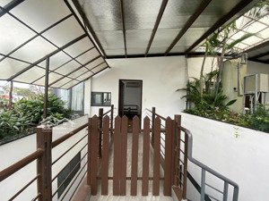 cho thuê căn hộ penthouses cao cấp thang máy ngay bờ kè trường sa