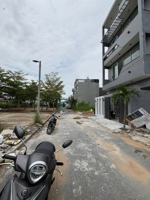 đất hẻm xe hơi 1368 lê văn lương, nhà bè, sổ riêng. đối diện công viên