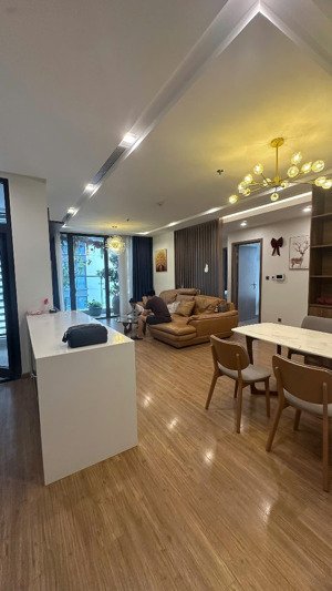 cho thuê căn hộ góc 3pn, tại m2 metropolis, nội thất mới,hiện đại. 1900$ /th. lh: 