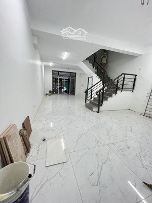 cho thuê nhà hoàng ngân 50m2*6t, nhà mới , thông sàn , ô tô đỗ cửa , giá 18tr/tháng