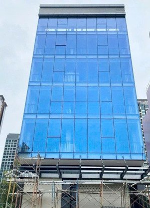chủ xây toà nhà full kính cho thuê mặt tiền hoàng việt gần khách sạn đệ nhất dt lớn 8m x 25m
