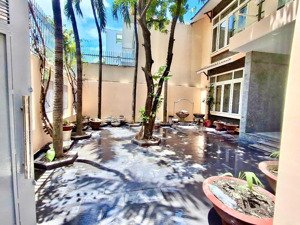 vị trí vàng! chính chủ bán biệt thự sân vườn hẻm xe tải 8m - 204m², ở hay kinh doanh đều được!