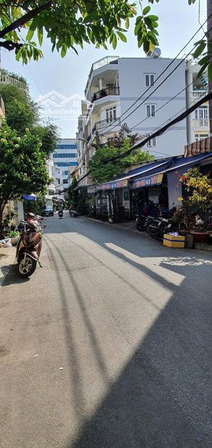 bán nhà hẻm 8m đường thành thái, phường 14 quận 10. dt: 4x20m. kc: 1 trệt, 1 lầu. hđ thuê 30tr/th