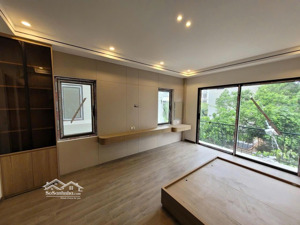 bán đất cự khối long biên diện tích : 31m2 * 3,5m * 5 tầng * 6 tỷ gần trường chợ công viên