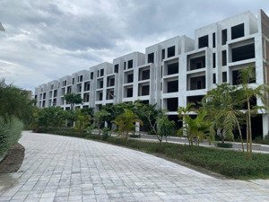 chính chủ bán nhanh 2 căn liền kề góc xây thô làm khách sạn 30 phòng, view khu vui chơi. giá 8,5 tỷ