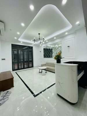 bán nhà mặt tiền 10m ở phố tôn đức thắng - ô tô vào nhà, sau phố 1 nhà