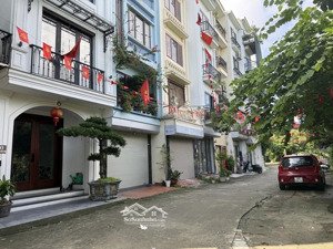 bán gấp nhà riêng 40m2 x 5 tầng giá 10,4 tỷ tại tứ hiệp, thanh trì , ô tô tránh , đường thông