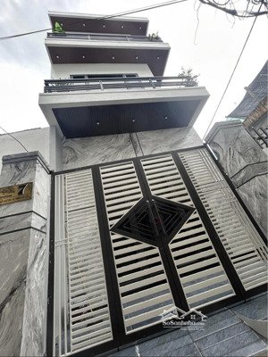 cực hót nhà lô góc xuân trình , giải phóng. ô tô đỗ gần