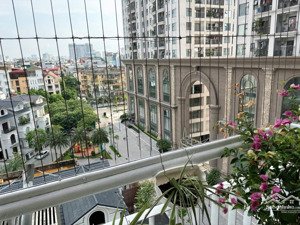 em cần bán căn chung cư đường võ chí công. nhà 3 phòng ngủ 2 wc. lô góc phòng nào cũng có cửa sổ