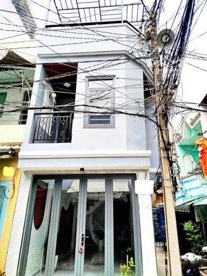 lô góc nguyễn văn luông q.6 hẻm xe hơi quay đầu dt 31.5m giá chỉ 5 tỷ 8