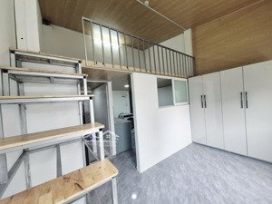 cho thuê căn hộ dịch vụ dạng duplex(có gác) ban công siêu thoáng máy giặt riêng gần cầu lê văn sỹ..