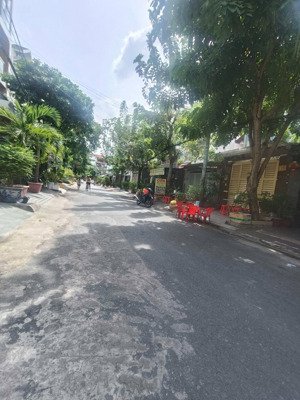 bán gấp nhà đẹp - vị trí vàng tân phú đường lê thúc hoạch - sổ vuông a4 chờ chủ mới- giá 5.5tỷ