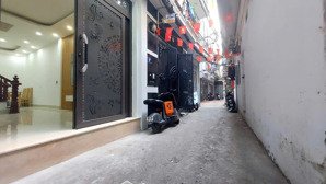 tôi là chính chủ bán căn nhà lô góc tại phố hoàng mai, 36m2x5 tầng, sổ nở hậu, mới đẹp, nhỉnh 7 tỷ.