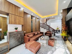 bán nhà-phố đội cấn--ba đình -- dt 34 m2 x 5 tầng , giá 7,6 tỷ. ngõ thông, mặt ngõ rộng 2,5 đến 3m.