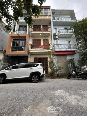 nhà cho thuê : khung bt 3 tầng 1 tum