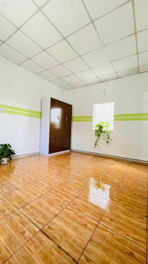 chính chủ cho thuê phòng, căn hộ nguyên lầu 2 tách bếp, ban công riêng