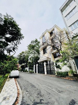 nhà biệt thự sân vườn khu quan chức cấp cao vườn đào tây hồ 230m2 mt: 13m an ninh tốt, giá: 128 tỷ