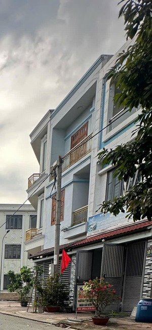 nhà 3 tầng sát đường 2 bà trưng đông hoà gần tt y tế dĩ an dt 107m