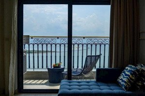 chủ cần sang nhượng gấp ch godenbay 1pn nằm trọn view phố và sông . giá sập sàn