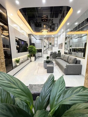 nhà đẹp! lô góc 3 toáng, mặt tiền rộng, gần ô tô, full nội thất, ở ngay có sân để xe 32m2*5 tầng.