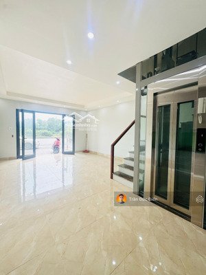 bán cặp nhà căn góc xây mới 83m2 mặt phố nguyễn văn linh gần big c kinh doanh tốt giá chỉ 13,7 tỷ