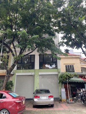 giảm chào 5 tỷ, bán toà nhà mặt phố việt hưng, 100m 6 tầng mt 7m.